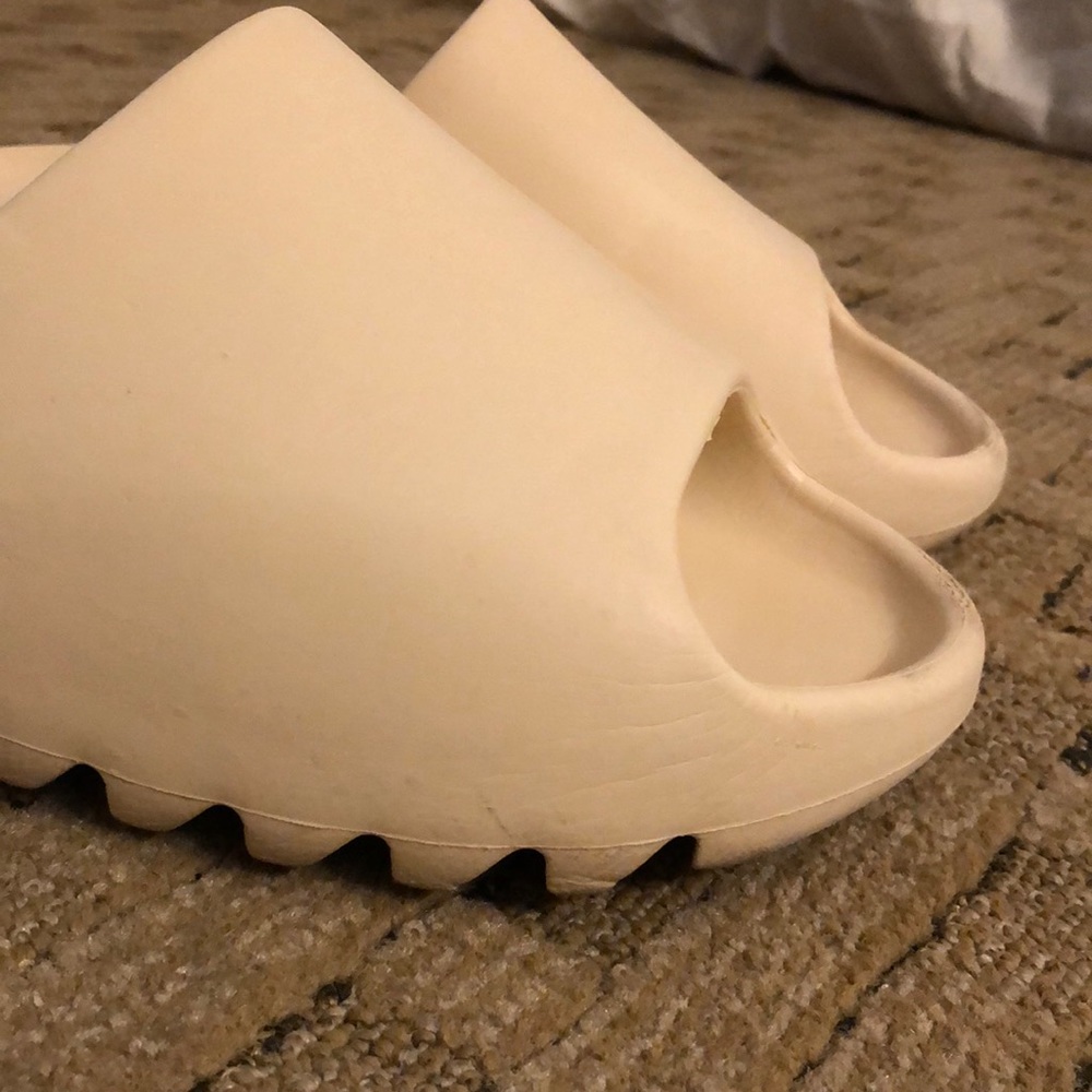 Yeezy slides desert sand size 7-8